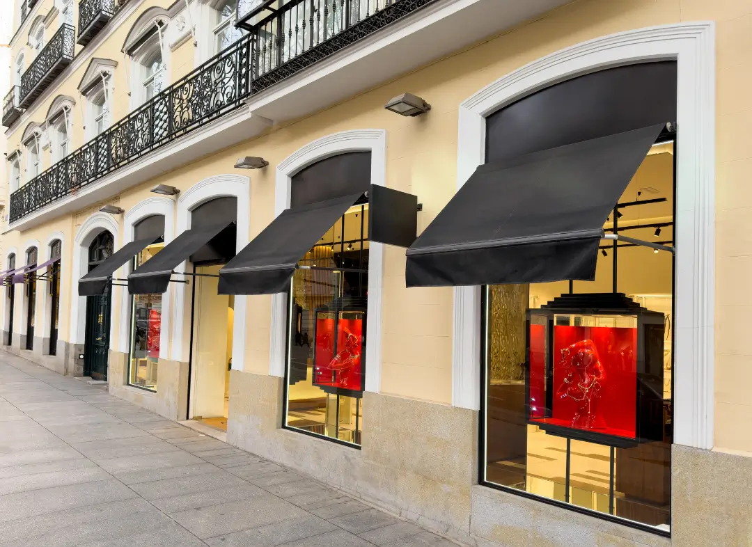 Façade vitrine de magasin en aluminium sur mesure à Saint-Georges-d'Oléron